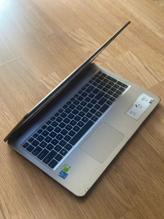 Vând laptop Asus i7 windos nou reinstalat