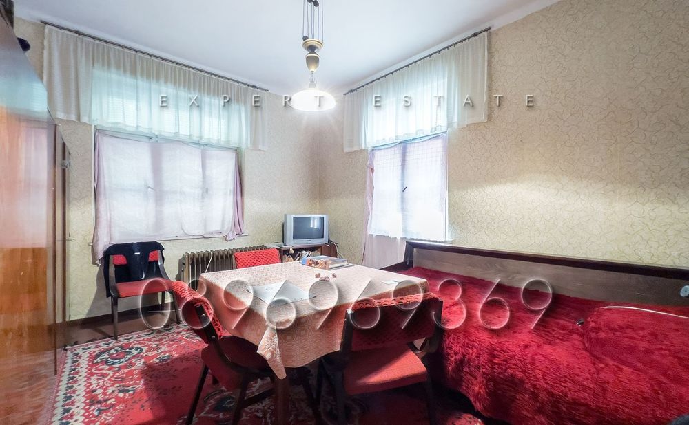 Пет отделни стаи-Гръцка махала-Тухла