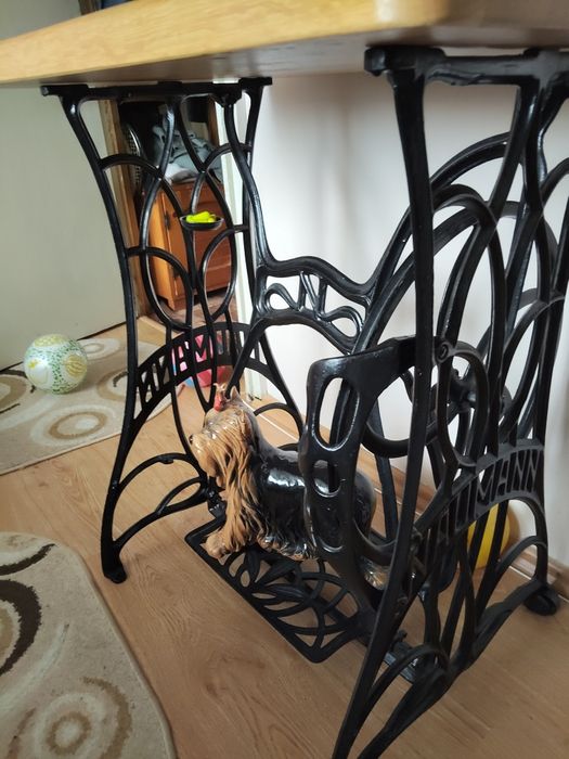 Masa cu picioare de la o masina de cusut veche.