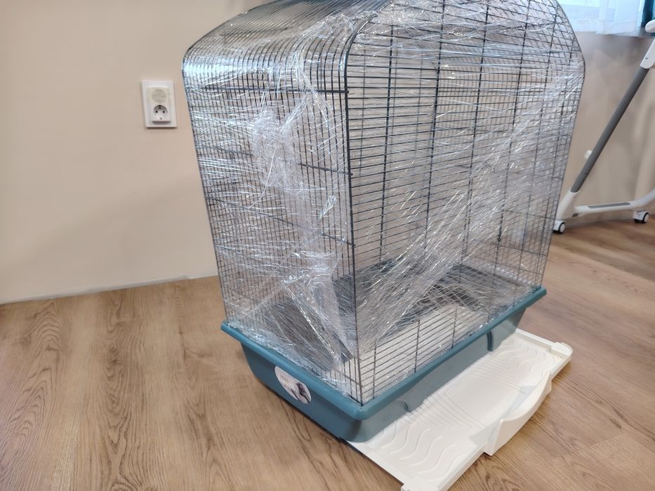 Клетка за птици с включени аксесоари