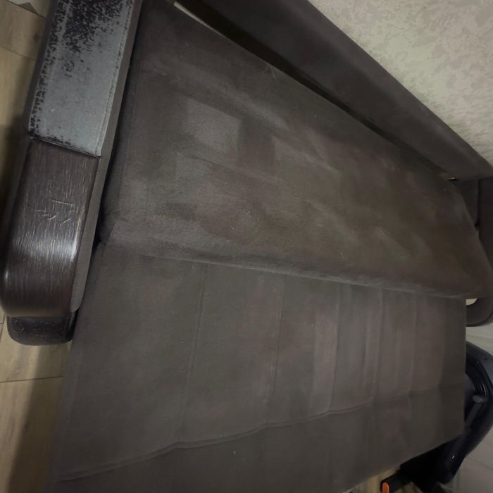 Диван коричневый