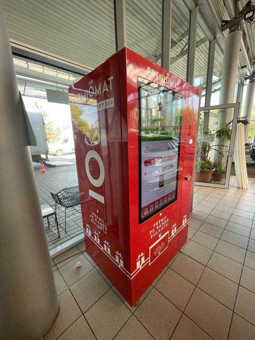 5 vendomate/automate vending cu touchscreen și refrigerare – pentru vending custom, sampling, promoții sau retail automatizat