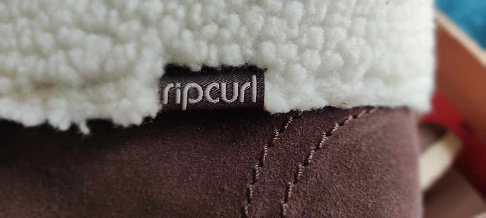 Продавам нови,дамски велурени обувки Rip Curl surf, номер 38.