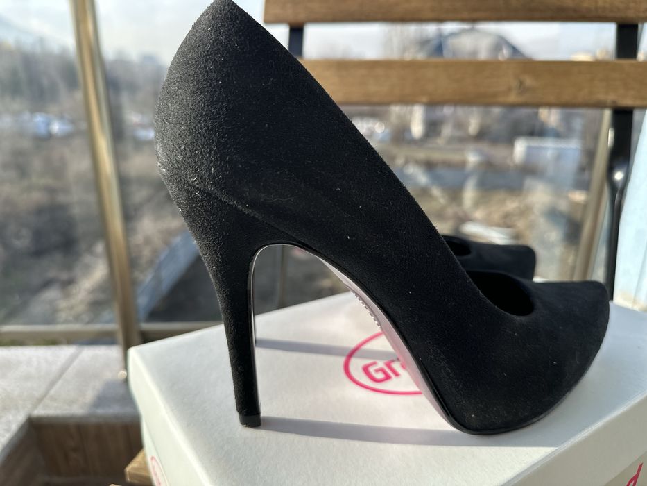 Елегантни обувки на висок на ток