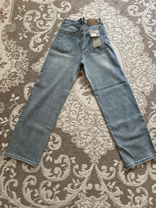 Новые стильные джинсы