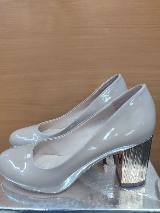 Продам фирменные туфли