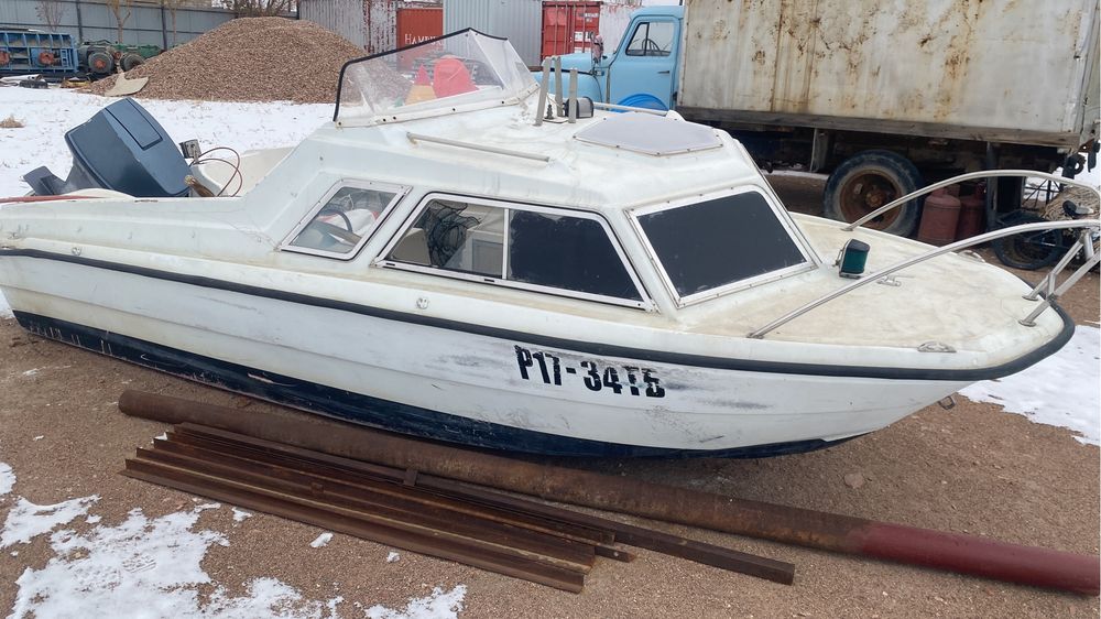 Продам пластиковую лодку