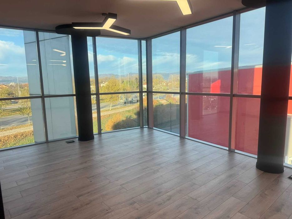 Предлагаме компактен и светъл офис под наем - 36 кв.м