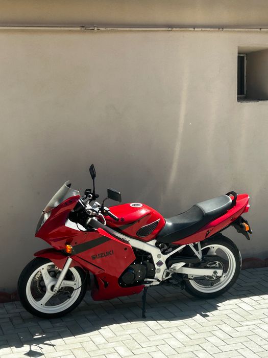 Motocicleta suzuki gs500f