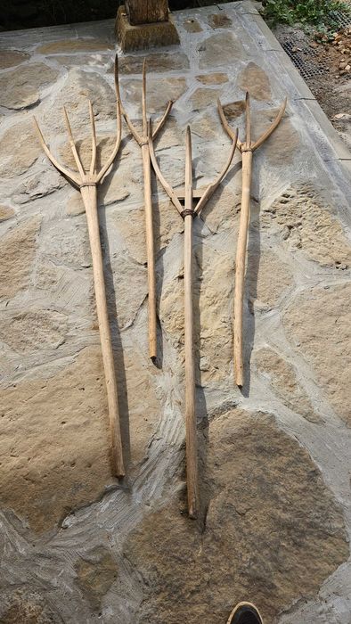 Дървени колела от каруца, вили, сърпове и още дървени инструменти