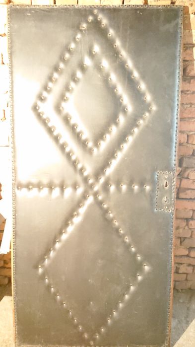 Здрава ,масивна ,тапицирана врата.