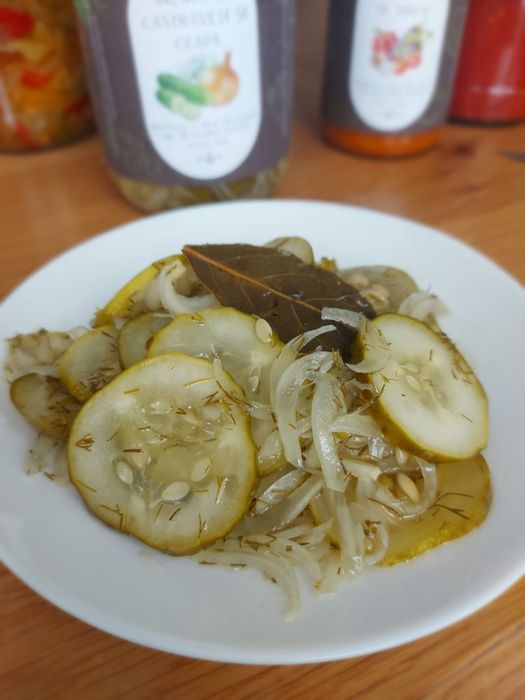 Salată de castraveți și ceapă – artizanală, ca la cămară