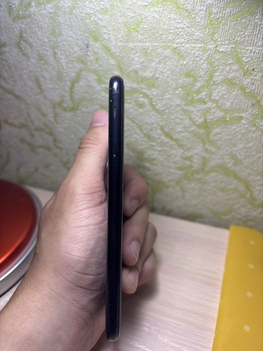 Продаю Iphone SE 2020