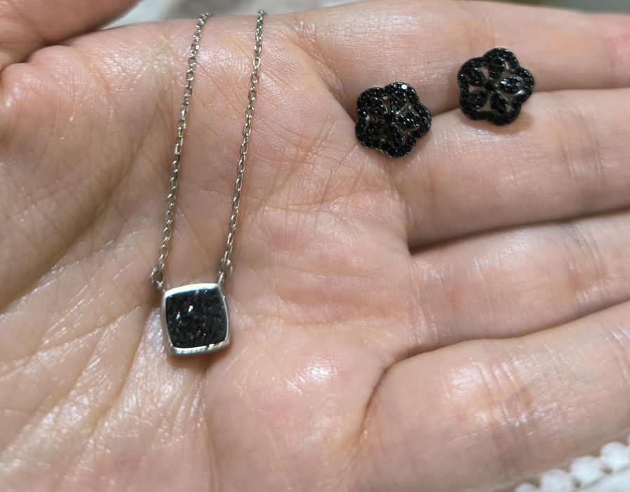 Серебряные пусеты с черными цирконами