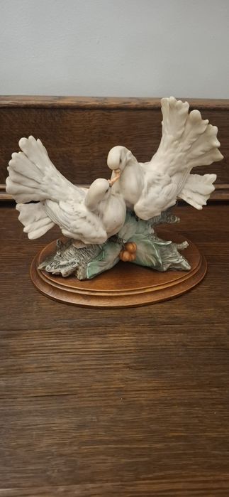 Красива композиция от два гълъба