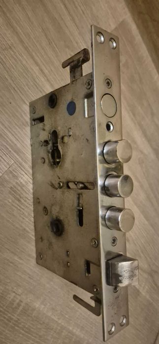 Продавам брава патрон и дръжки за врата