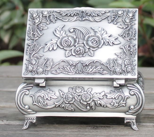 Ретро метална кутиика за бижута пищно декорирана