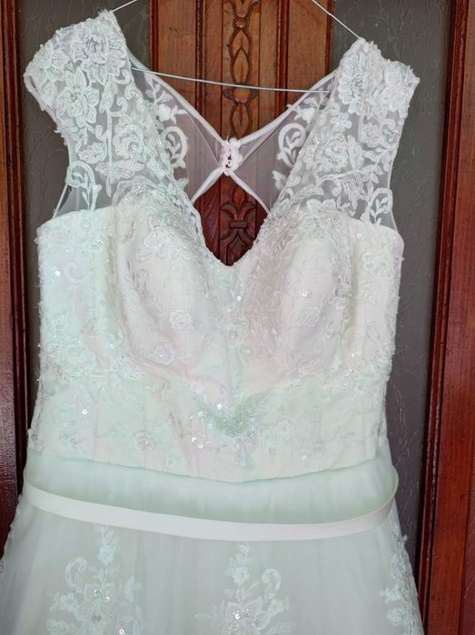 Vand rochie mireasa cu crinolina si voal cadou