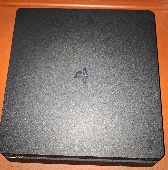 Vand PS4 SLIM 1 TB. Jocurile se vand separat cu 50-100 LEI.