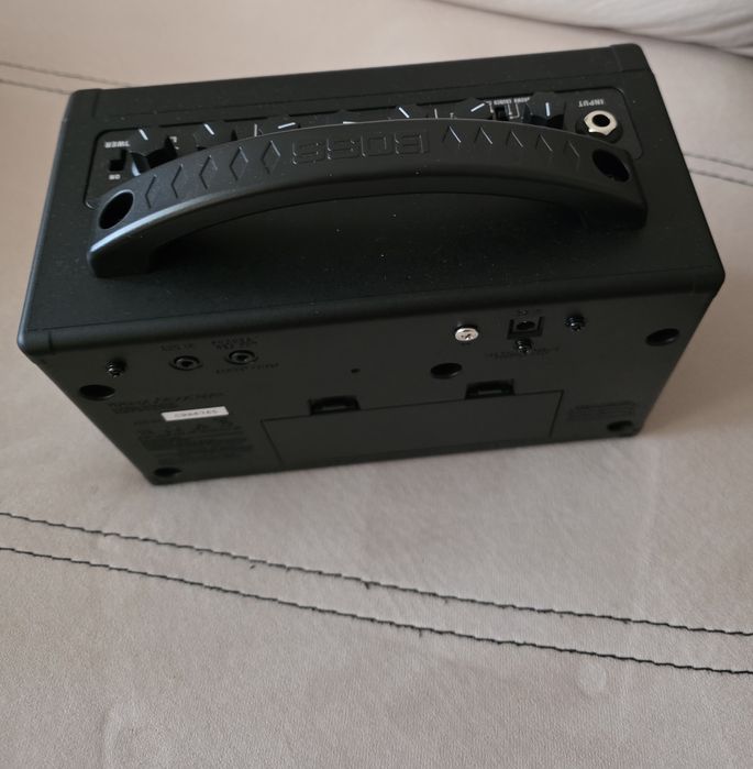 Продавам кубе за китара BOSS KATANA MINI