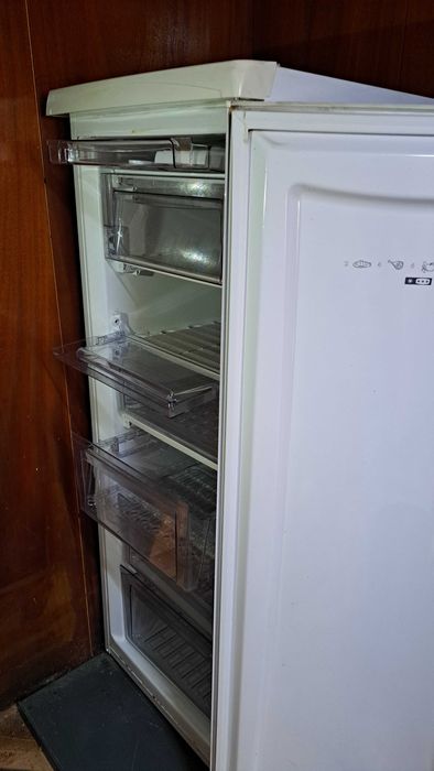 Вертикален фризер с чекмеджета NEO