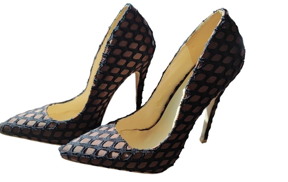 Нови елегантни обувки