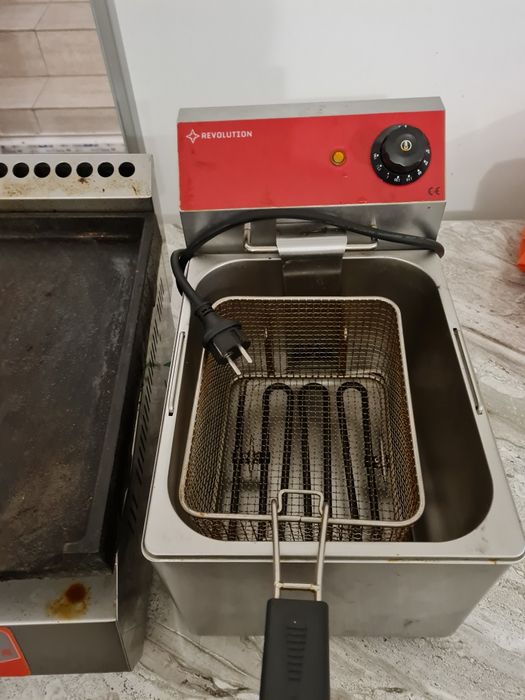 Vând cuptor pizza electric și mai multe  utilaje de bucatarie