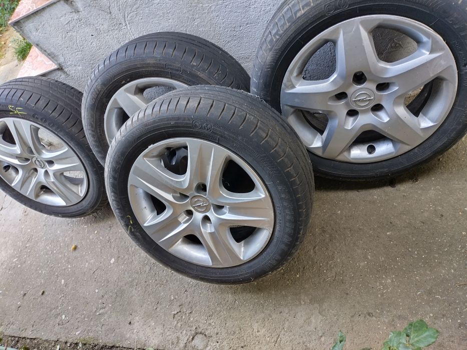 Vând jante de tabla cu cauciucuri de vara