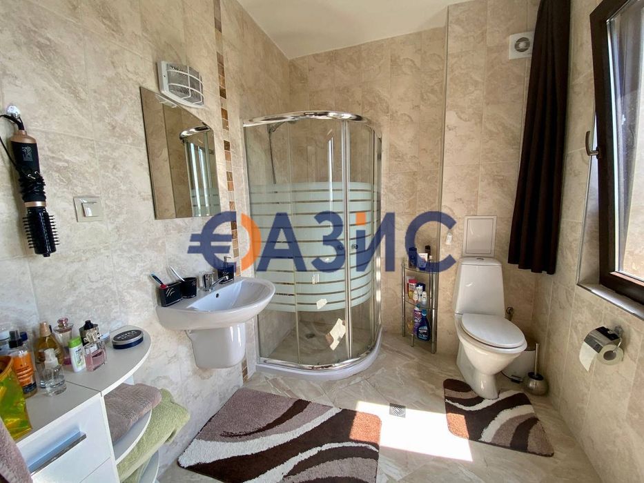 Двуетажна градска къща на първа линия море с невероятна гледка в