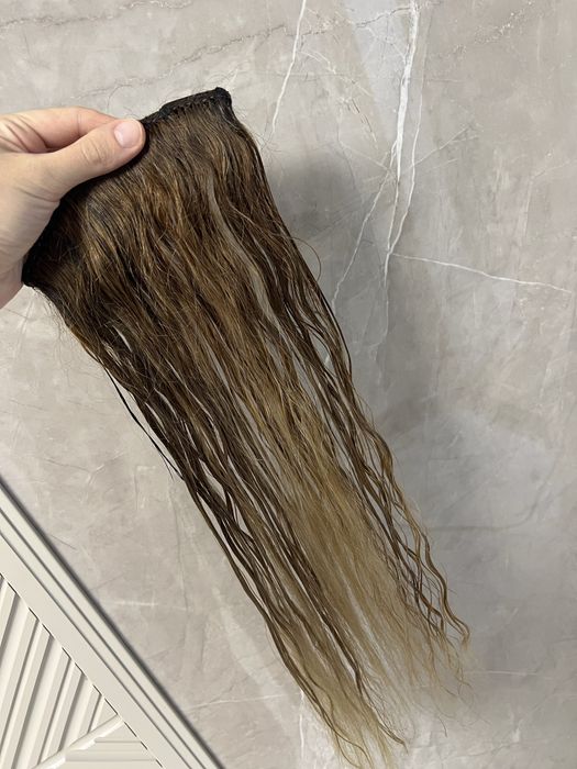 Натуральные волосы на заколке