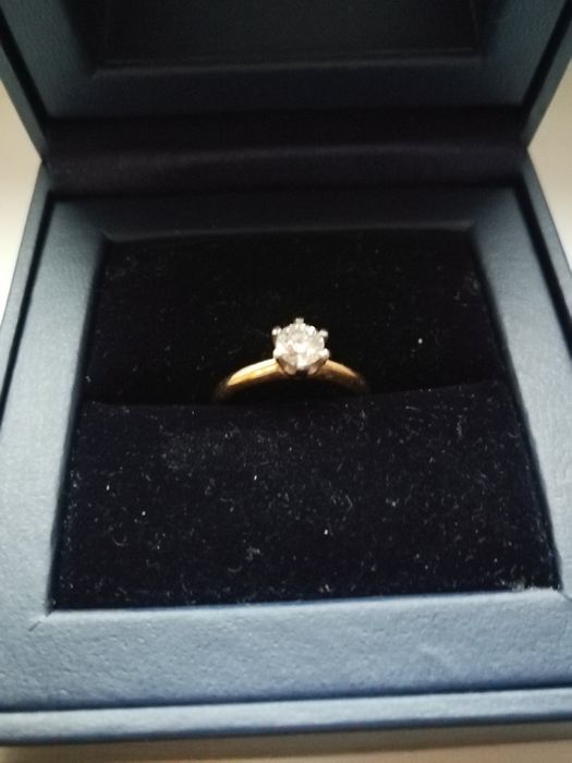 Vând inel cu diamant natural