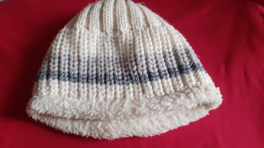 Продам шапку женскую теплую вязаную шапку. Женский снут.