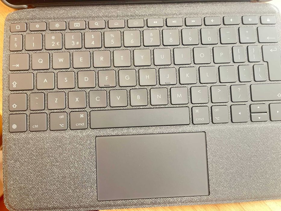 iPad 9th (2021) 64 GB + Калъф и клавиатура + Видео и USB адаптери