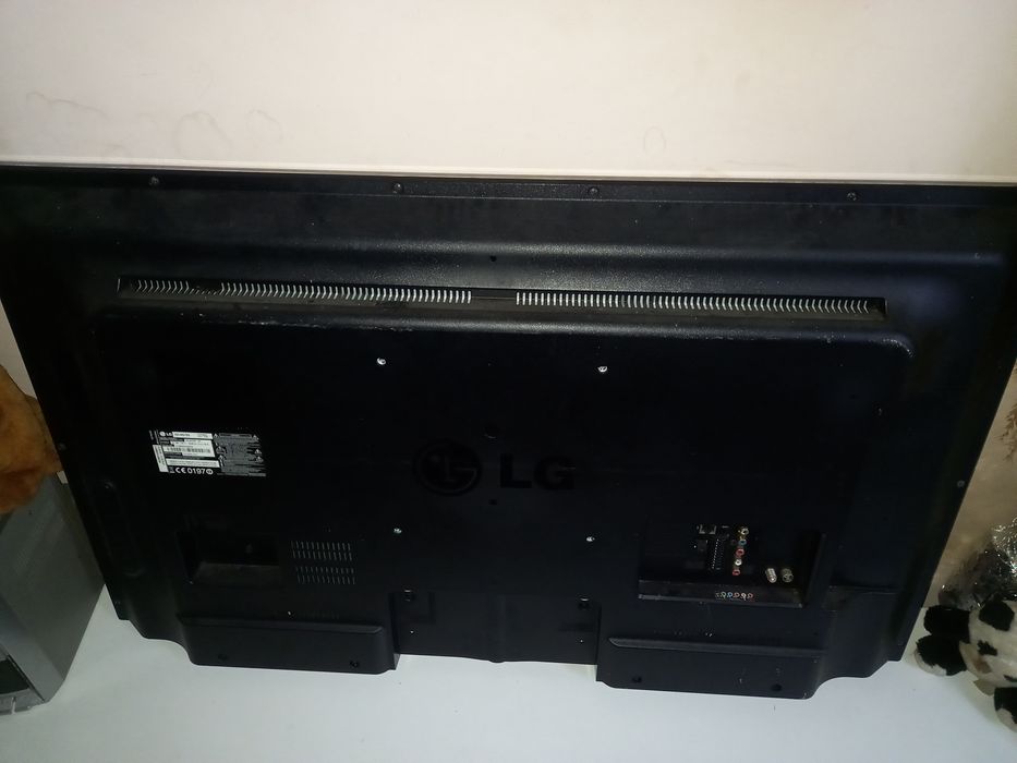 Vand plazma marca LG pentru pese ea functioneza dar se vede pe jumate.