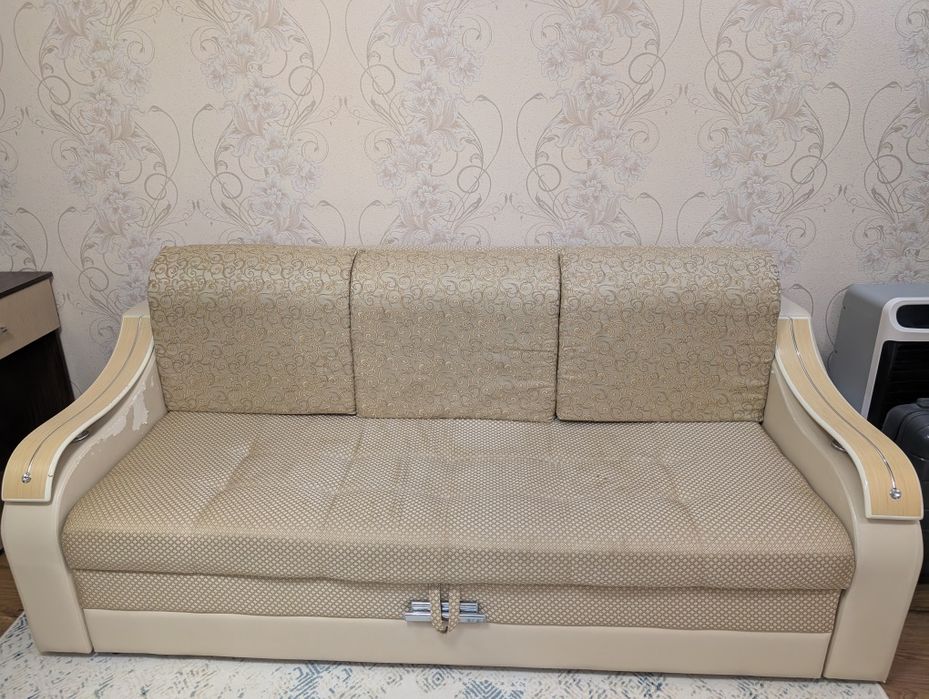 Продается шкаф в спальню с трюмо и диван