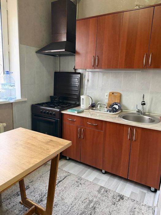 Продам чиланзар 1.  Высокопотолочка.  Двух комнатная