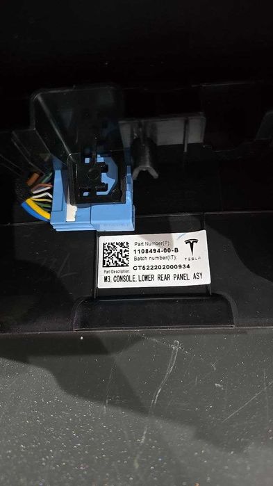 Consola centrala cu cotiera NOUA 1755501-61-D Tesla Model Y (5YJY)