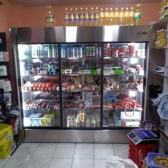 Витрина и холодильник