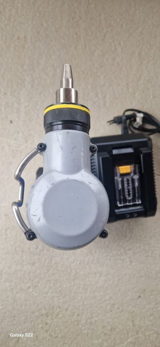 Expandor țevi pe acumulator