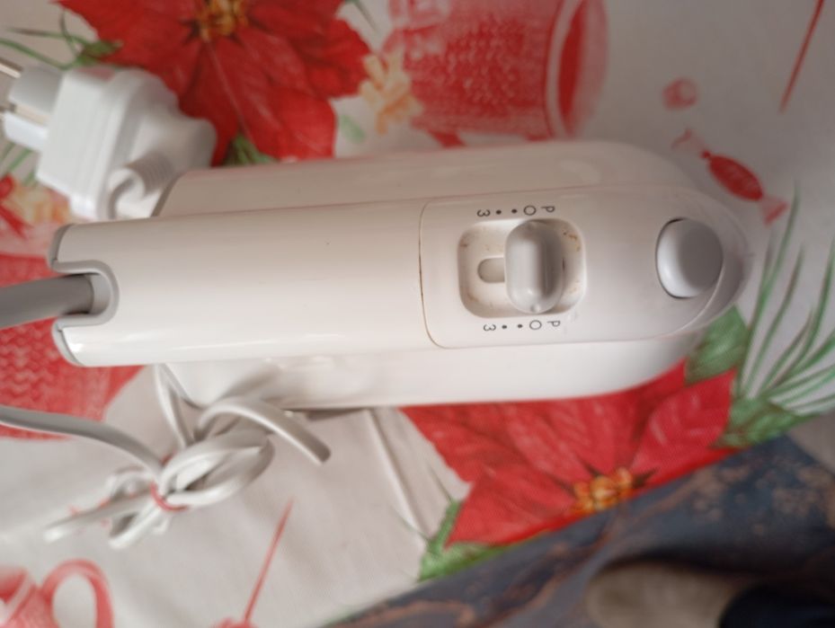 Vând mixer 3 viteze marca Kenwood origine UK.