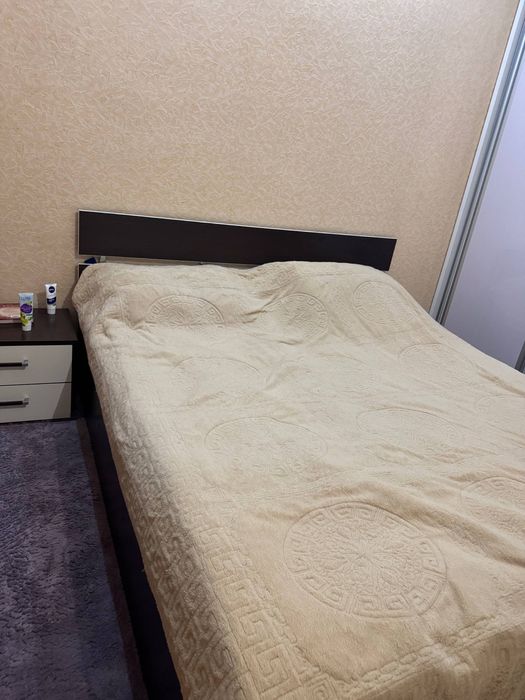 продается 2 спальная кровать с матрасом