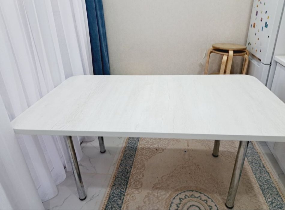 Обеденный стол в отличном состоянии