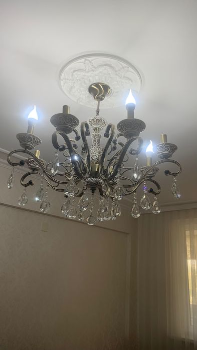 Продам 8- рожковую люстру