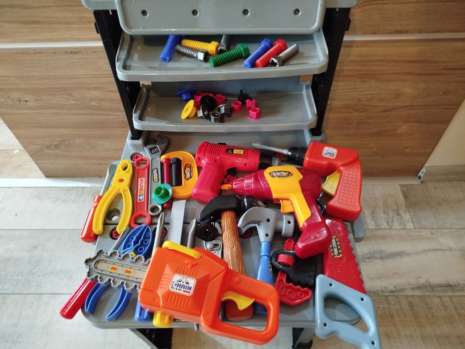 Детска работна масичка с инструменти