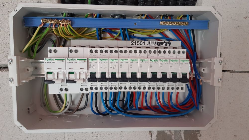 Electrician cu experiență