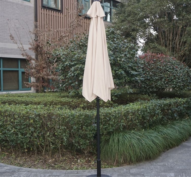 Градински чадър с диаметър 2,77м.