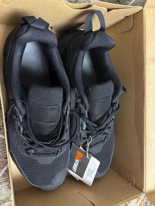 Продаю новые кроссовки марки Adidas Terrex