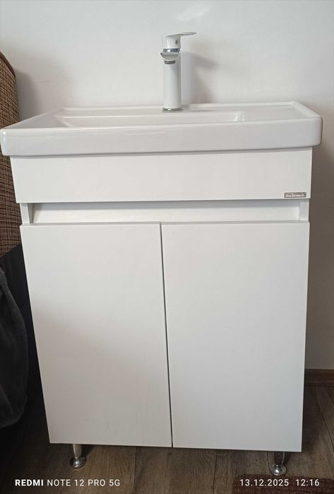 Vând lavoar baie îngust cu dulap și baterie