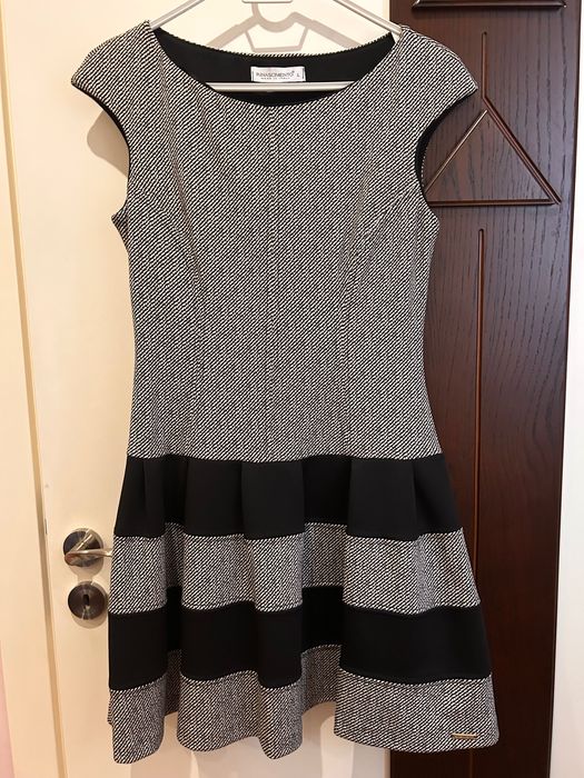 Дамска рокля с ефектен гръб