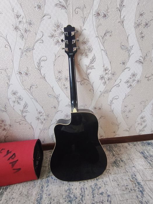 Продам акустическую гитару